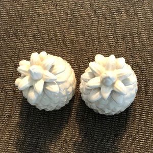 Pineapple salt and pepper shakers